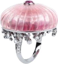 Кольцо Boucheron HIGH JEWELRY, AURELIA BAGUE, DOME QUARTZ 69.03 CT, ROSES SAPPHIRES, RUBELLITES AND DIAMONDS RING JRG0148554 (id 36561) Кольцо Boucheron HIGH JEWELRY, AURELIA BAGUE, DOME QUARTZ 69.03 CT, ROSES SAPPHIRES, RUBELLITES AND DIAMONDS RING JRG0148554 (id 36561)