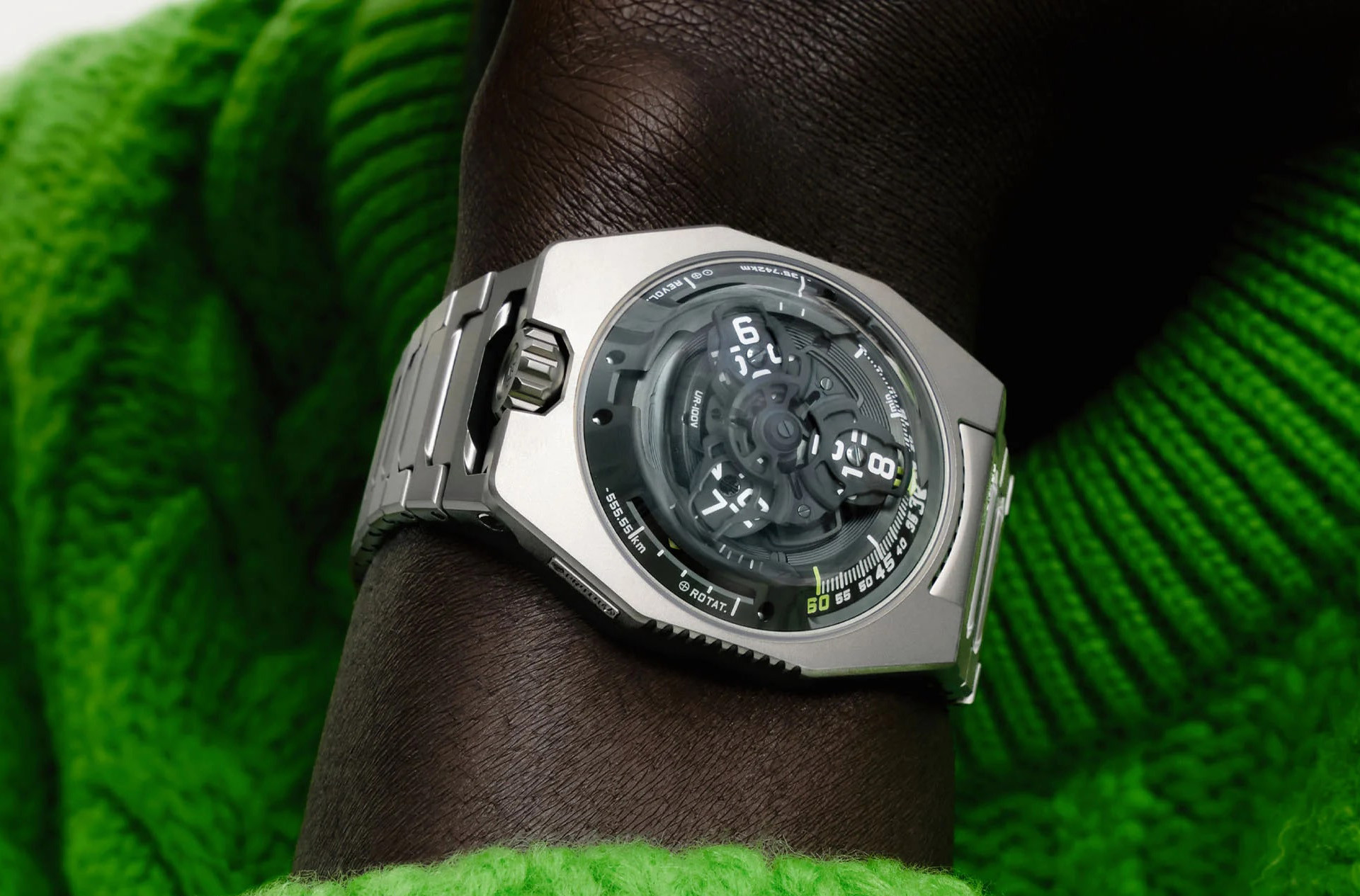 Превью статьи Urwerk UR-100V Magic T Hunter Green