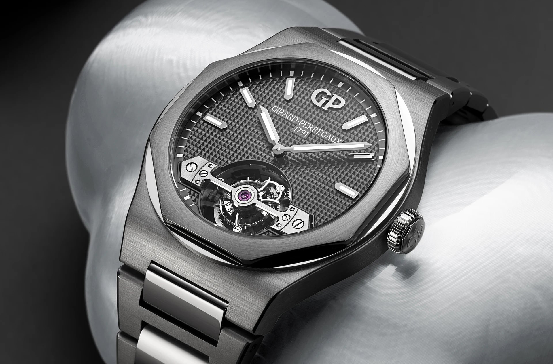 Превью статьи Bucherer Exclusive Girard-Perregaux Laureato Tourbillon